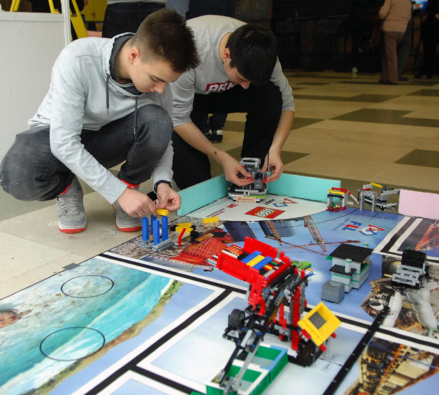 Ко намешта наочаре, где се прави робот?